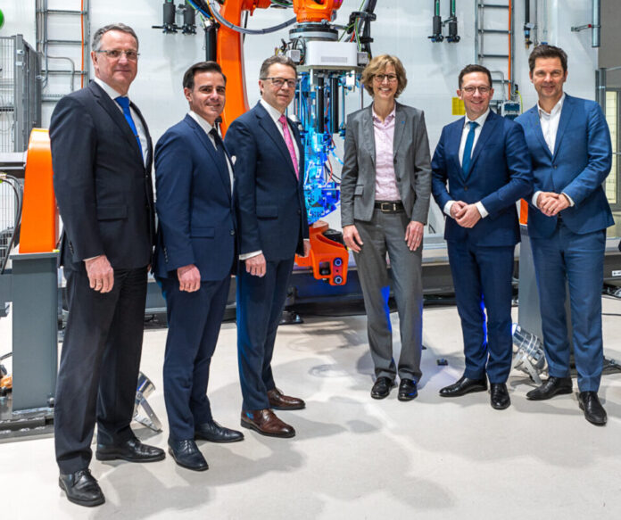 Von links: Prof. Dr. Hans Jürgen Mayer (Sprecher Forschungsbau SCALE), Claudio Provenzano (Bürgermeister der Stadt Garbsen), Prof. Dr. Volker Epping (Präsident der LUH), Prof. Dr.-Ing. Annika Raatz (Dekanin der Fakultät für Maschinenbau), Falko Mohrs (Niedersächsischer Minister für Wissenschaft und Kultur), Steffen Krach (Regionspräsident der Region Hannover) bei der Eröffnung des Forschungsbaus Eröffnung des Forschungsbaus SCALE auf dem Campus Maschinenbau in Garbsen