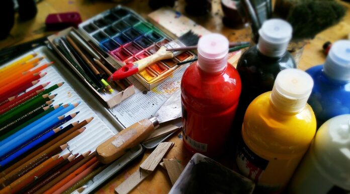Die Malwerkstatt 60+ in der VHS Hannover bietet kreativen Austausch und individuelle Unterstützung für alle Teilnehmenden