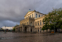Im Opernhaus Hannover kam es zu einem Brand. Die Feuerwehr verhinderte Schlimmeres und sorgte für die Sicherheit der Mitarbeitenden