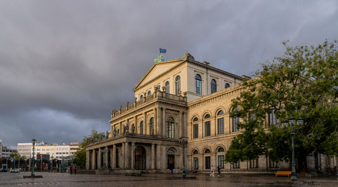 Feuer im Opernhaus Hannover: Feuerwehr verhindert Schlimmeres Im Opernhaus Hannover kam es zu einem Brand. Die Feuerwehr verhinderte Schlimmeres und sorgte für die Sicherheit der Mitarbeitenden