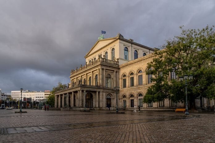 Im Opernhaus Hannover kam es zu einem Brand. Die Feuerwehr verhinderte Schlimmeres und sorgte für die Sicherheit der Mitarbeitenden
