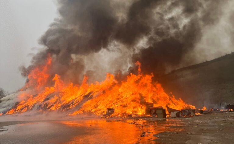 Feuer auf der Mülldeponie in Hannover-Lahe: Große Rauchwolke zieht Richtung Osten