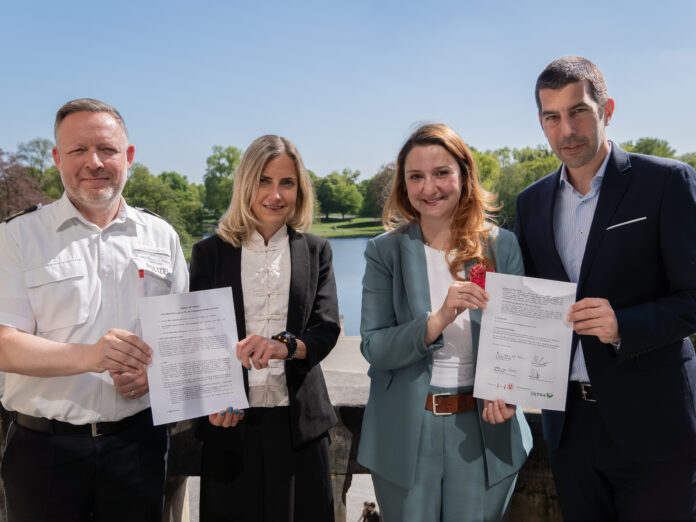 v.l.n.r. Polizeivizepräsident Thorsten Massinger, ÜSTRA-Vorständin Elke van Zadel, ÜSTRA-Betriebsvorständin Denise Hain, Dr. Axel von der Ohe, Erster Stadtrat Die Sicherheit im öffentlichen Raum wird durch eine neue Partnerschaft zwischen der Landeshauptstadt, ÜSTRA und Polizei gestärkt