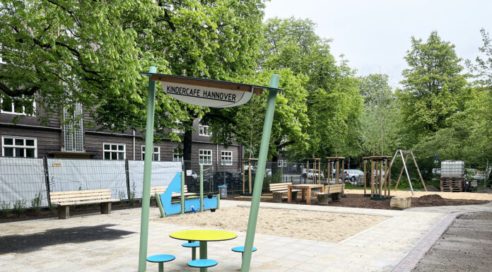 Umbaumaßnahmen auf dem Spielplatz De-Haen-Platz in Hannover erfolgreich abgeschlossen Die Umbaumaßnahmen auf dem Spielplatz De-Haen-Platz in Hannover sind erfolgreich abgeschlossen und bieten neue Spielmöglichkeiten