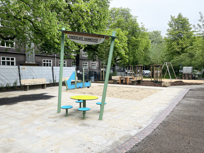 Die Umbaumaßnahmen auf dem Spielplatz De-Haen-Platz in Hannover sind erfolgreich abgeschlossen und bieten neue Spielmöglichkeiten