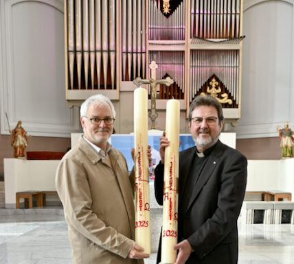 Zwillingsosterkerzen leuchten in Marktkirche und Basilika St. Clemens zur Osternacht Die Zwillingsosterkerzen leuchten in der Osternacht in der Marktkirche und der Basilika St. Clemens und symbolisieren Hoffnung