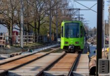 Die Sperrung der Burgwedeler Straße und der Stadtbahnverkehr sind Folgen des Hochbahnsteigbaus an der Haltestelle Stadtfriedhof Bothfeld.