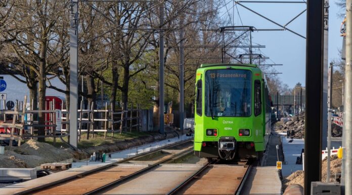 Hochbahnsteigbau führt zu Sperrung der Burgwedeler Straße und Stadtbahnunterbrechung Die Sperrung der Burgwedeler Straße und der Stadtbahnverkehr sind Folgen des Hochbahnsteigbaus an der Haltestelle Stadtfriedhof Bothfeld.