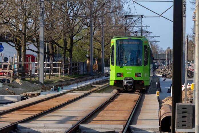 Sperrung der Burgwedeler Straße und Unterbrechung des Stadtbahnverkehrs - Hochbahnsteigbau Stadtfriedhof Bothfeld Die Sperrung der Burgwedeler Straße und der Stadtbahnverkehr sind Folgen des Hochbahnsteigbaus an der Haltestelle Stadtfriedhof Bothfeld.