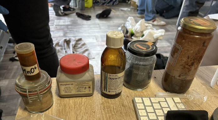 Zoll durchsucht Wohnung eines mutmaßlichen Drogendealers und findet Betäubungsmittel und gefährliche Chemikalien In der Region Hannover wurde ein Drogendealer und seine Wohnung durchsucht. Dabei wurden Betäubungsmittel und gefährliche Chemikalien sichergestellt