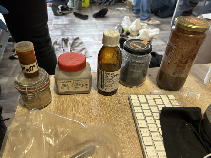 In der Region Hannover wurde ein Drogendealer und seine Wohnung durchsucht. Dabei wurden Betäubungsmittel und gefährliche Chemikalien sichergestellt