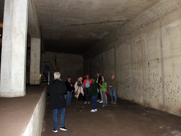 Stadtführerin Barbara Schlunk-Wöhler mit einer Gruppe in der kleinen Geisterstation am Steintor Stattreisen Hannover bietet spannende Touren und feiert 35 Jahre Stadtgeschichte mit einem Saisonauftakt in der Geisterstation