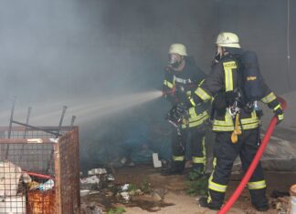 Bei einem Brand in Hannover-Bornum ist ein Mehrfamilienhaus nach mutmaßlicher Brandstiftung unbewohnbar geworden. Die Polizei ermittelt.
