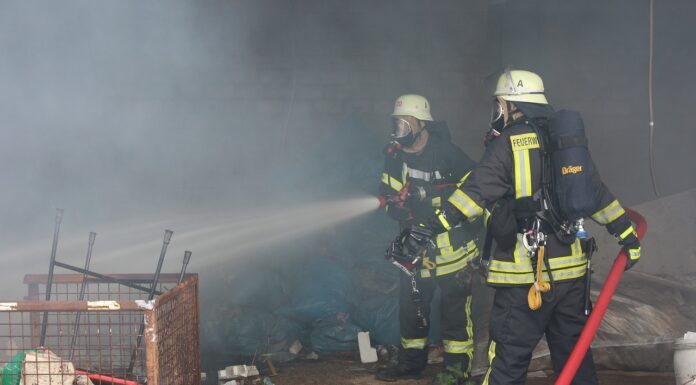 Bei einem Brand in Hannover-Bornum ist ein Mehrfamilienhaus nach mutmaßlicher Brandstiftung unbewohnbar geworden. Die Polizei ermittelt.