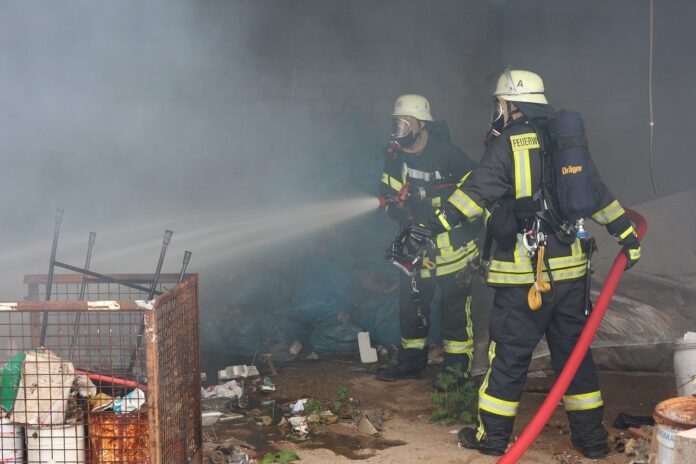 Bei einem Brand in Hannover-Bornum ist ein Mehrfamilienhaus nach mutmaßlicher Brandstiftung unbewohnbar geworden. Die Polizei ermittelt.