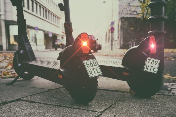 Die Polizeiinspektion Hannover bietet kostenlose Pedelec-Kurse an, um Senioren das sichere Fahren mit E-Bikes zu ermöglichen.