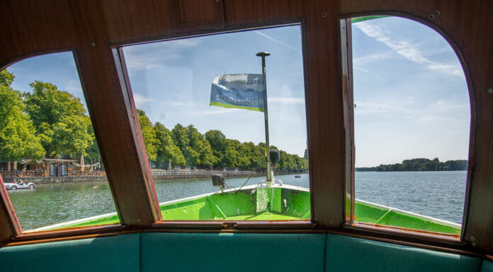 Der Saisonstart der Maschseeflotte in Hannover bietet unveränderte Preise und neue Fahrzeiten für Bootstouren auf dem Maschsee