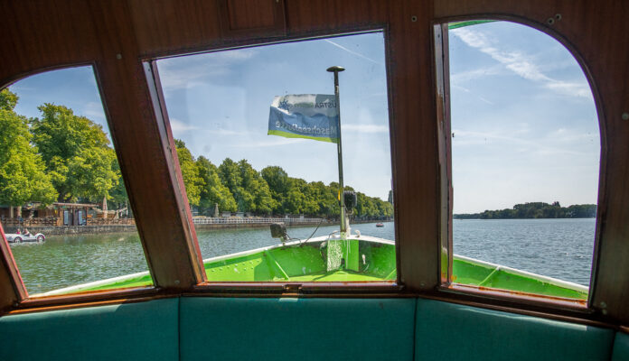 Der Saisonstart der Maschseeflotte in Hannover bietet unveränderte Preise und neue Fahrzeiten für Bootstouren auf dem Maschsee