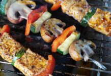 Das Grillen in öffentlichen Parkanlagen ist erlaubt, wenn die Spielregeln beachtet werden. Weitere Informationen sind online verfügbar