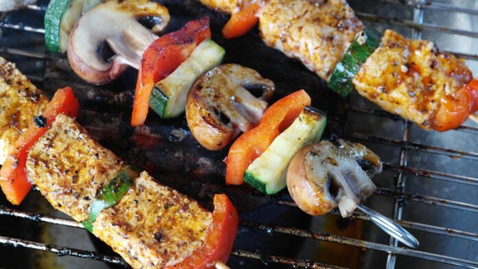 Das Grillen in öffentlichen Parkanlagen ist erlaubt, wenn die Spielregeln beachtet werden. Weitere Informationen sind online verfügbar