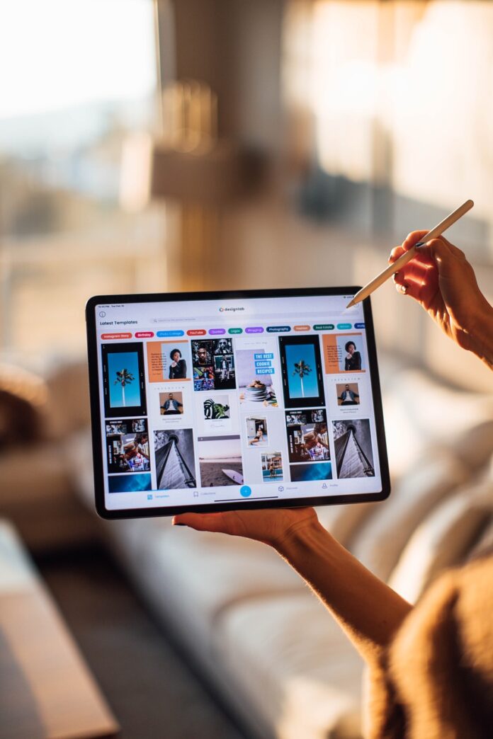 Schüler der Tellkampfschule nehmen neue Tablets in Empfang In Hannover werden 2200 neue Tablets für Schulen geliefert, um die digitale Bildung voranzutreiben und Schüler optimal auszurüsten