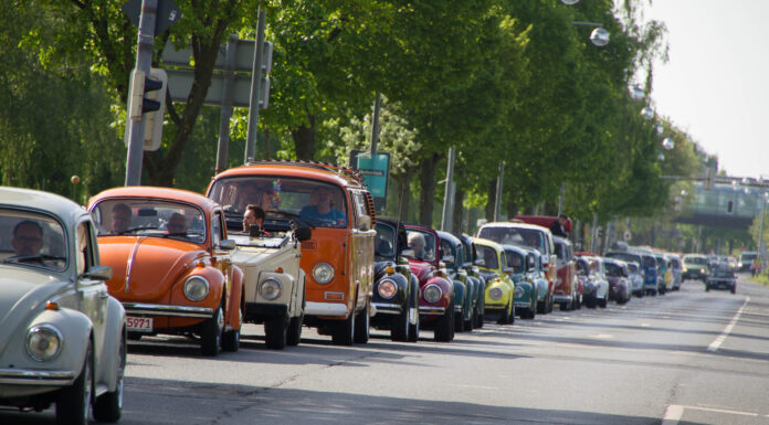 Maikäfertreffen: Am 1. Mai verwandelt sich der Messeparkplatz West in Hannover in ein Paradies für Volkswagen-Fans mit vielen Attraktionen.