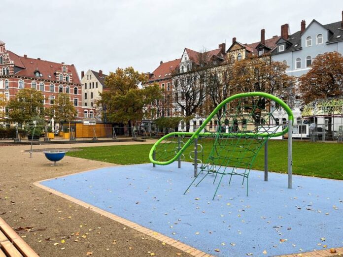 Gewerbetreibende auf der Lister Meile profitieren von neuen Regelungen Das Experiment auf der Lister Meile in Hannover ermöglicht Gewerbetreibenden neue Freiheiten bis Ende Oktober 2023