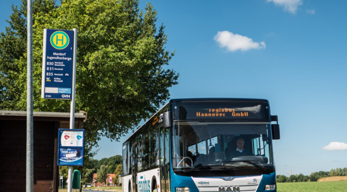 Die Vollsperrung in Arnum betrifft die ÜSTRA-Linien 360 und 366 bis Juli 2025. Ersatzhaltestelle ist "Arnum/Pattenser Feldweg"