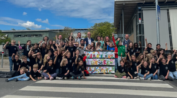 Sicher zur Schule: Neuer Fußgängerüberweg Feldbuschwende verbessert Schulwegsicherheit in Hannover Sicher zur Schule: Neuer Fußgängerüberweg Feldbuschwende verbessert Schulwegsicherheit für Kinder in Hannover