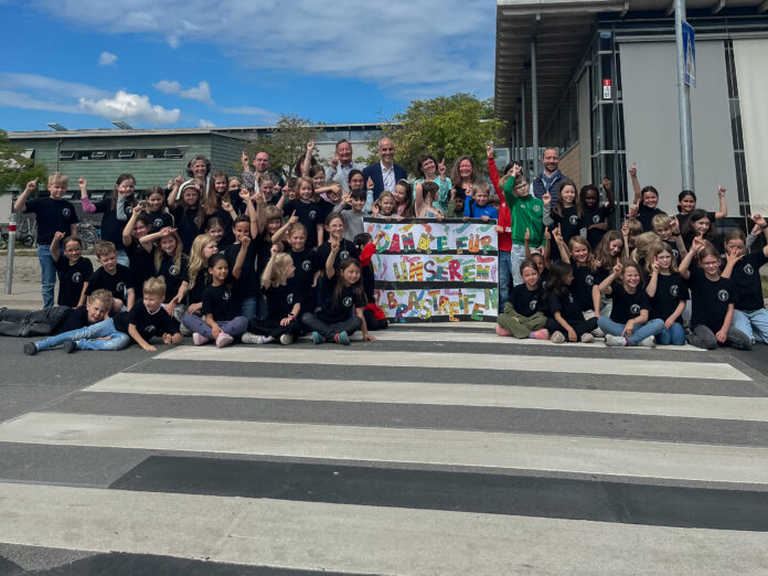 Sicher zur Schule: Neuer Fußgängerüberweg Feldbuschwende verbessert Schulwegsicherheit für Kinder in Hannover