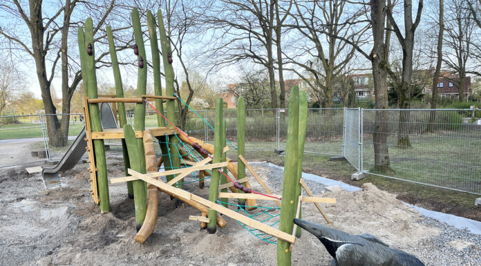 Die Neugestaltung des Spielplatzes Bothfelder Anger bietet Kindern neue Spielmöglichkeiten und eine aufregende Kletterkombination
