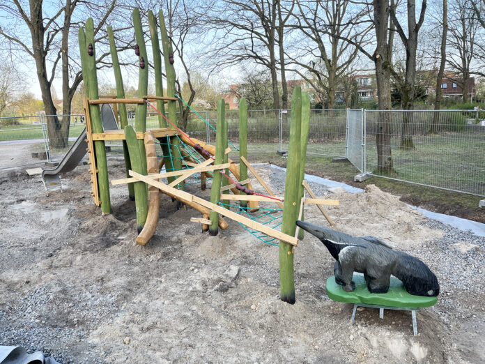 Die Neugestaltung des Spielplatzes Bothfelder Anger bietet Kindern neue Spielmöglichkeiten und eine aufregende Kletterkombination