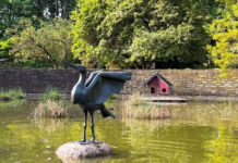 Im Stadtpark von Hannover steht der Storchenreiher nach Sanierung wieder aufgestellt und zieht viele Besucher an