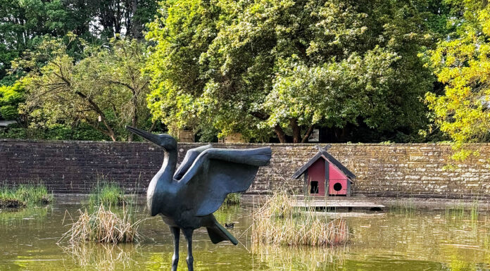Im Stadtpark von Hannover steht der Storchenreiher nach Sanierung wieder aufgestellt und zieht viele Besucher an