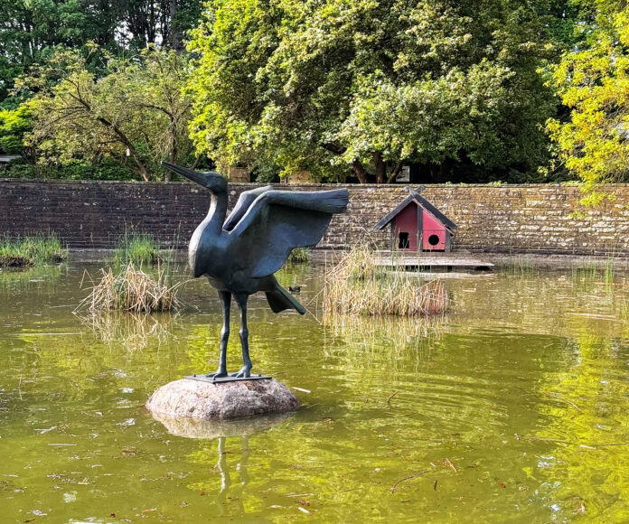 Im Stadtpark von Hannover steht der Storchenreiher nach Sanierung wieder aufgestellt und zieht viele Besucher an