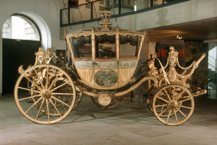 Die „Goldene Kutsche“ während des Transports ins Museum Schloss Herrenhausen Die „Goldene Kutsche“ ist nun im Museum Schloss Herrenhausen zu sehen, bis das Historische Museum Hannover wiedereröffnet wird
