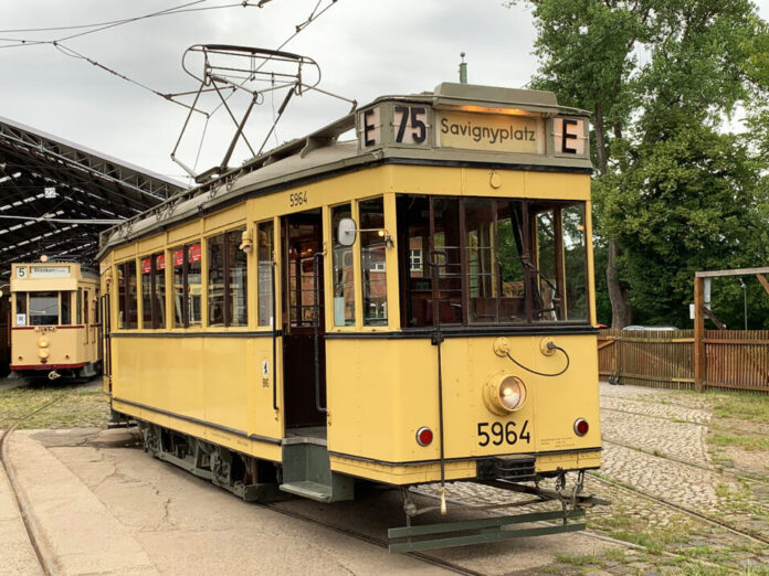 Am 1. Juni findet ein besonderer historischer Stahlwagen Shuttleverkehr zum Straßenbahnmuseum in Wehmingen statt. Fahrplan und Tickets sind begrenzt