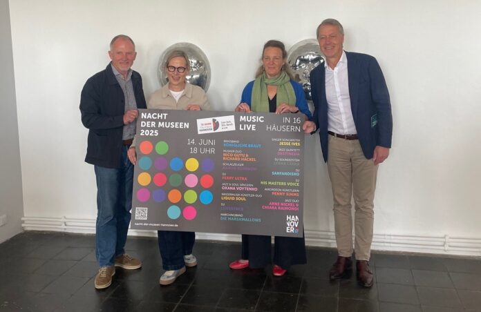 Hannovers Kulturdezernentin Eva Bender (3. v.l.) und HMTG-Geschäftsführer Hans Nolte (4. v.l.) präsentieren in der Galerie Drees mit den Gastgebern das Programm zur Nacht der Museen am 14. Juni 2025 Die Nacht der Museen in Hannover bietet ein einzigartiges Musikprogramm und Kunst für alle Sinne am 14. Juni