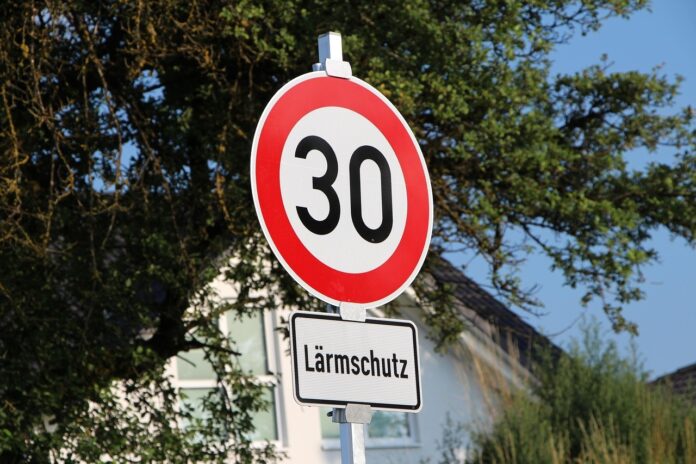 Hannover nutzt die neuen Möglichkeiten der StVO – zusätzliche Tempo 30 Strecken werden umgesetzt Die Stadt Hannover setzt auf Tempo 30 für mehr Sicherheit und Lebensqualität, um den Klimaschutz zu fördern