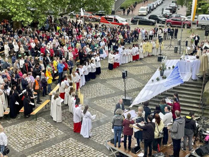 In Hannover feiert die katholische Kirche Fronleichnam mit einem Open-Air-Gottesdienst und einer Prozession zum Steintor