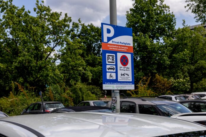 Lesen lohnt sich: Schilder wie hier am Mühlenberger Markt weisen auf die neuen Bestimmungen an den Park + Ride-Plätzen hin. Die neuen Benutzerregelungen sollen den Missbrauch der Stellflächen abstellen und die Nutzung der P + R-Plätze optimieren