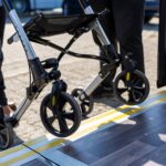 Die ÜSTRA bietet Mobilitätstrainings in Hannover und Seelze an, um sicher und barrierefrei Busse und Bahnen zu nutzen