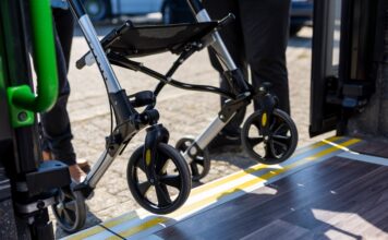 Die ÜSTRA bietet Mobilitätstrainings in Hannover und Seelze an, um sicher und barrierefrei Busse und Bahnen zu nutzen