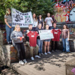 Die Hannover 96-Fans gegen Rassismus haben durch eine Trikotversteigerung ein starkes Zeichen gesetzt und 9.000 Euro gespendet