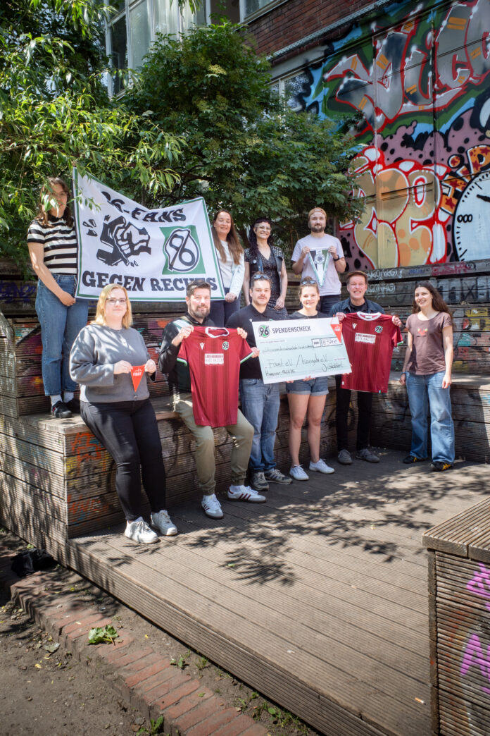 Die Hannover 96-Fans gegen Rassismus haben durch eine Trikotversteigerung ein starkes Zeichen gesetzt und 9.000 Euro gespendet