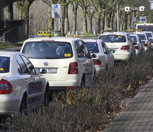 Die Polizei erwartet Verkehrsbeeinträchtigungen durch den Taxikorso in Hannover am 02.07.2025. Umleitungen sind notwendig