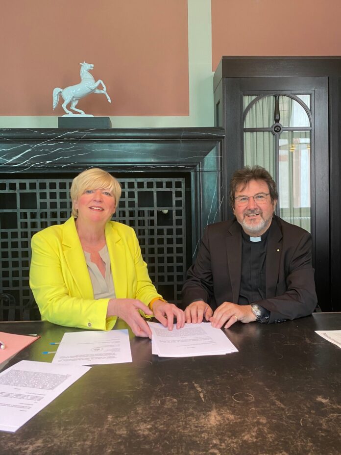 Susanne Blasberg-Bense und Propst Wolfgang Semmet bei der Vertragsunterzeichnung im Rathaus Der neue Vertrag zur Kinderbetreuung in Hannover sichert verbesserte Finanzierung und Unterstützung für Kindertagesstätten