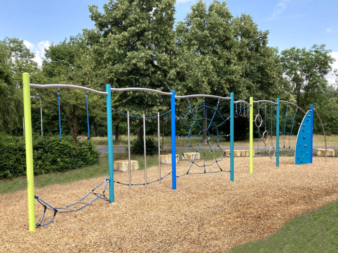 Mit der Erweiterung des Spielplatzes Gimpelsteg schafft die Landeshauptstadt Hannover einen weiteren attraktiven Spielraum für Kinder im Stadtbezirk Buchholz-Kleefeld Der Spielplatz Gimpelsteg bietet mehr Kletterspaß und ein neues Sportangebot für Kinder im Stadtbezirk Buchholz-Kleefeld