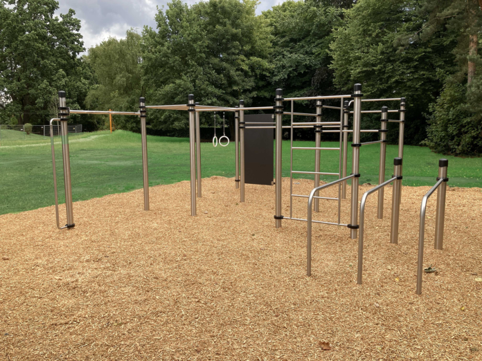 Eröffnung der Calisthenics-Fitnessanlage im Volkspark Vinnhorst für Sportbegeisterte Die Calisthenics-Fitnessanlage im Volkspark Vinnhorst eröffnet ein modernes Sportangebot für Jugendliche und Erwachsene