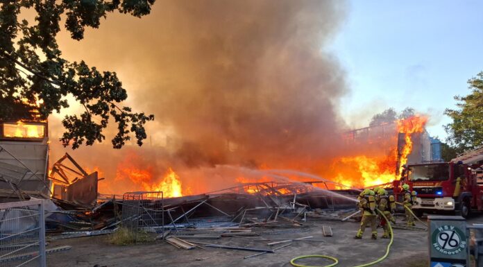 Der Großbrand einer Turnhalle in Misburg-Nord hat vermutlich zu einem Millionenschaden geführt und betrifft die Schulen